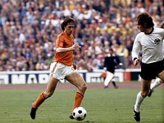 Dutch legend Johan Cruyff dies...